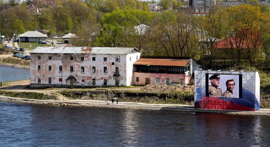 Krievija iepretim igauņu Narvai izvietojusi propagandas ekrānu, skandēs koncertu