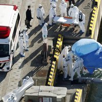 Коронавирусом на круизном лайнере в Японии заразились уже 130 человек