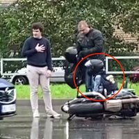 Video: Motocikls ar mazu bērnu kā pasažieri Rīgā iekļuvis negadījumā