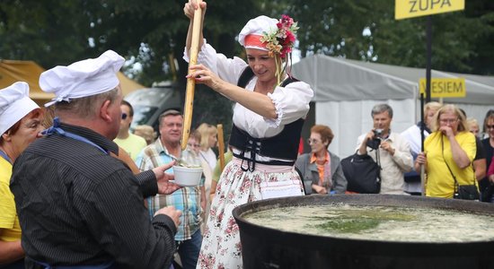 Foto: Ar ātrēšanas sacīkstēm un gājienu Carnikavā svin tradicionālos nēģu godināšanas svētkus