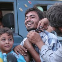 Drīkst atkal skūties un smēķēt: Menbidžas iedzīvotāji svin 'Daesh' padzīšanu