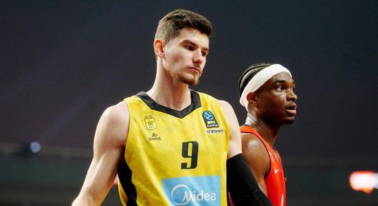 Basketbolists Blumbergs pievienojies ikoniskam Turcijas klubam