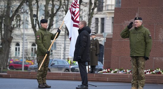 У Памятника Свободы прошла торжественная церемония смены командующего Национальными вооруженными силами