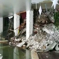 Itālijas vidieni satricina zemestrīces; lavīnas sagrautā viesnīcā atrod mirušos