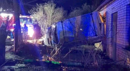 Iereibis mikroautobusa vadītājs uz Bauskas šosejas ietriecas mājas sienā