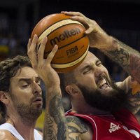 Video: Basketbola 'milžu cīņa' - Serbija apspēlē Spāniju