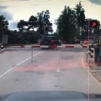 ВИДЕО: Проскочит, не проскочит - русская рулетка на ж/д переезде в Огре