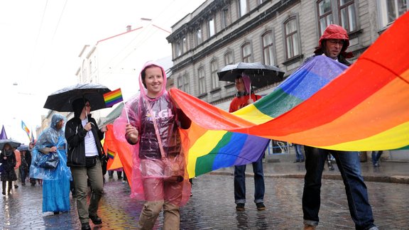 Atļaut, aizliegt vai rīkot prom no acīm Mežaparkā? Rīgas mēra amata kandidāti par praida gājienu
