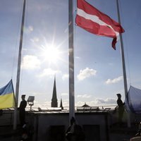 Foto: Rīgas pils tornī uzplīvo Latvijas, Ukrainas un ES karogi