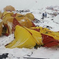 ВИДЕО: сход с Эвереста лавины, убившей 18 альпинистов