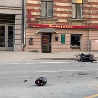 Lāčplēša ielā Rīgā notikusi automašīnas un motocikla sadursme