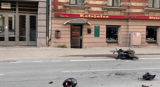 Lāčplēša ielā Rīgā notikusi automašīnas un motocikla sadursme