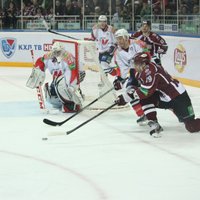 Rīgas 'Dinamo' tikai pagarinājumā salauž KHL pastarīšu pretestību (+FOTO)