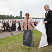 Foto: Atklāj Baltijas ceļa pieminekļa vietu