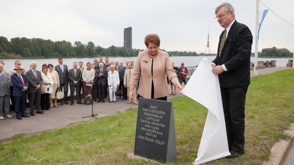 Ministru prezidente Laimdota Straujuma atklāj Baltijas ceļa pieminekļa vietu - 2