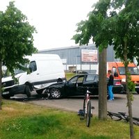 ФОТО: В Болдерае BMW не поделил дорогу с микроавтобусом