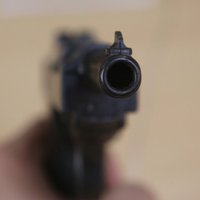Pie kafejnīcas Salaspilī vīrietis sašauj nepazīstamu vīrieti