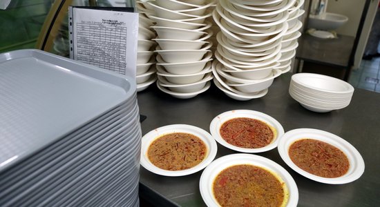 С четверга в Риге откроются еще четыре пункта раздачи горячей еды малообеспеченным