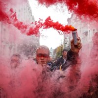 Kijevā tūkstošiem cilvēku protestē pret plānu noteikt īpašu statusu Donbasam