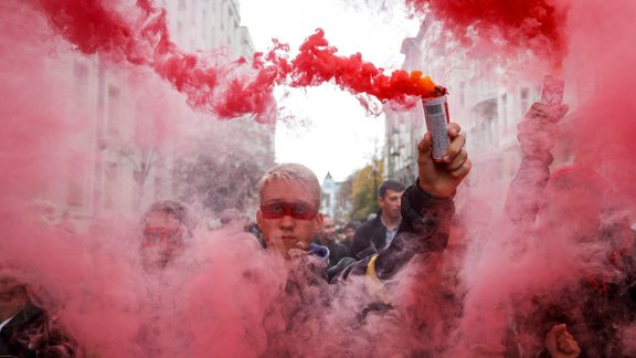 Protesti Kijevā pret īpašus statusu Donbasam