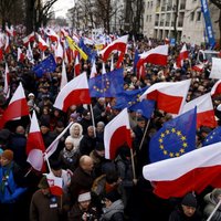 Foto: Varšavā 50 tūkstošu cilvēku protestē pret valdošo konservatīvo partiju