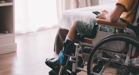 Personu ar invaliditāti nodarbinātība uzlabojas, taču joprojām ir problēmas, spriež Saeimā
