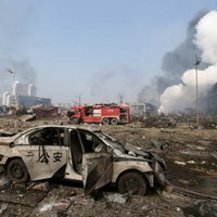 Ķīna uzsāk evakuāciju no šaušalīgā sprādziena apkārtnes; atrastas nātrija cianīda pēdas