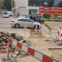 Foto: Remontdarbu dēļ vairākas mašīnas iebraukušas bedrē Barona ielā