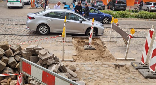 Фото: Из-за ремонтных работ несколько машин въехали в яму на улице Барона