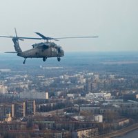 Foto: Rīga no ASV īpašo uzdevumu 'Black Hawk' lidojuma