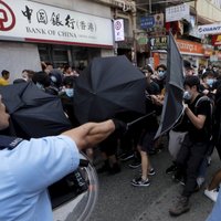 Foto: Honkongā izcēlušās sadursmes starp protestētājiem un policistiem