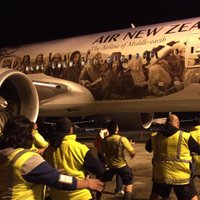 Jaunzēlandes aviokompānijas darbinieki regbija izlasi uz Pasaules kausu pavada ar haku