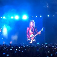 Noklausies! 'Metallica' Maskavā dzied Coja 'Gruppa krovi'