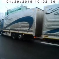 ВИДЕО: Водитель грузовика едва не протаранил легковой автомобиль