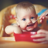 12 ieteikumi, kā nodrošināt veselīgu uzturu bērniem līdz divu gadu vecumam