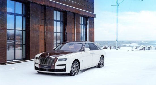 Foto: Ekskluzīvs 'Rolls-Royce' modelis pasaules pirmizrādi piedzīvo Latvijā