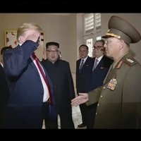 Tramps salutē Ziemeļkorejas ģenerālim