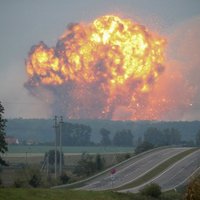 Foto: Ukrainā izcēlies ugunsgrēks munīcijas noliktavā