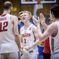 Foto: Latvijas U-20 basketbolisti dramatiskā EČ otrās divīzijas pusfinālā pagarinājumā zaudē Polijai