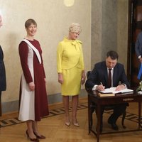 Igaunijas prezidente, sagaidot Vējoni, ar tērpu izrāda īpašu godu Latvijai