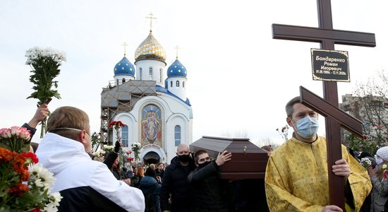 В Минске хоронят Романа Бондаренко. Проститься с ним пришли тысячи людей