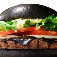 Melns burgeris: Japānas ātrās apkalpošanas restorānu jaunā sensācija