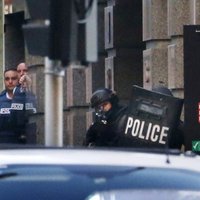 Austrālijas policija iebrukusi Sidnejas kafejnīcā; ķīlnieku krīzē gājuši bojā divi cilvēki