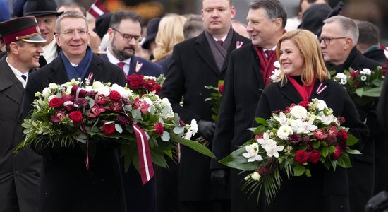 Foto: Augstākās valsts amatpersonas pie Brīvības pieminekļa noliek ziedus