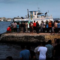 Vidusjūrā pie Ēģiptes apgāžoties migrantu kuģim, vismaz 42 gājuši bojā