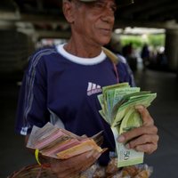 Naudas haoss Venecuēlā: Tūkstošiem cilvēku steidz mainīt 100 bolivāru banknotes