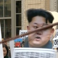 Video: Protestā pret Ziemeļkoreju nežēlīgi dauza Kima lelli