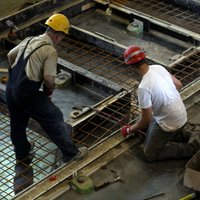 Likumā noteiktajai zemākai piemaksai par virsstundu darbu ir pozitīva ietekme uz samaksas pieaugumu būvniecībā, uzsver LM