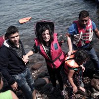 Latvijas robežsargi piedalījušies grimstošu bēgļu laivu glābšanā Vidusjūrā