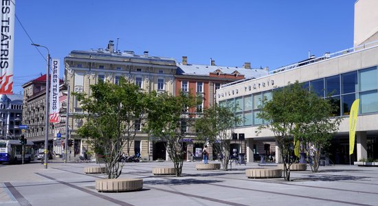 Foto: Atklāts labiekārtotais Dailes teātra skvērs